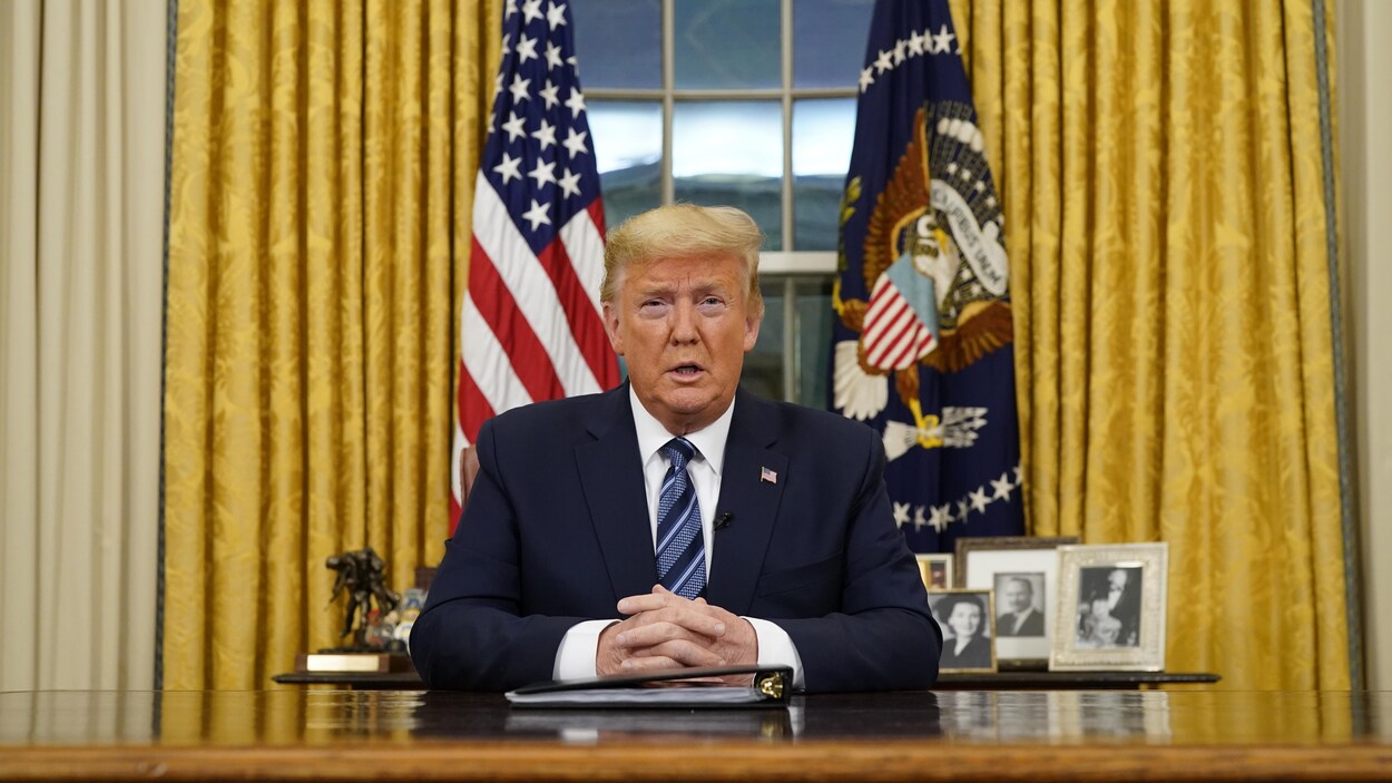 Donald Trump donne une allocution dans le bureau ovale.