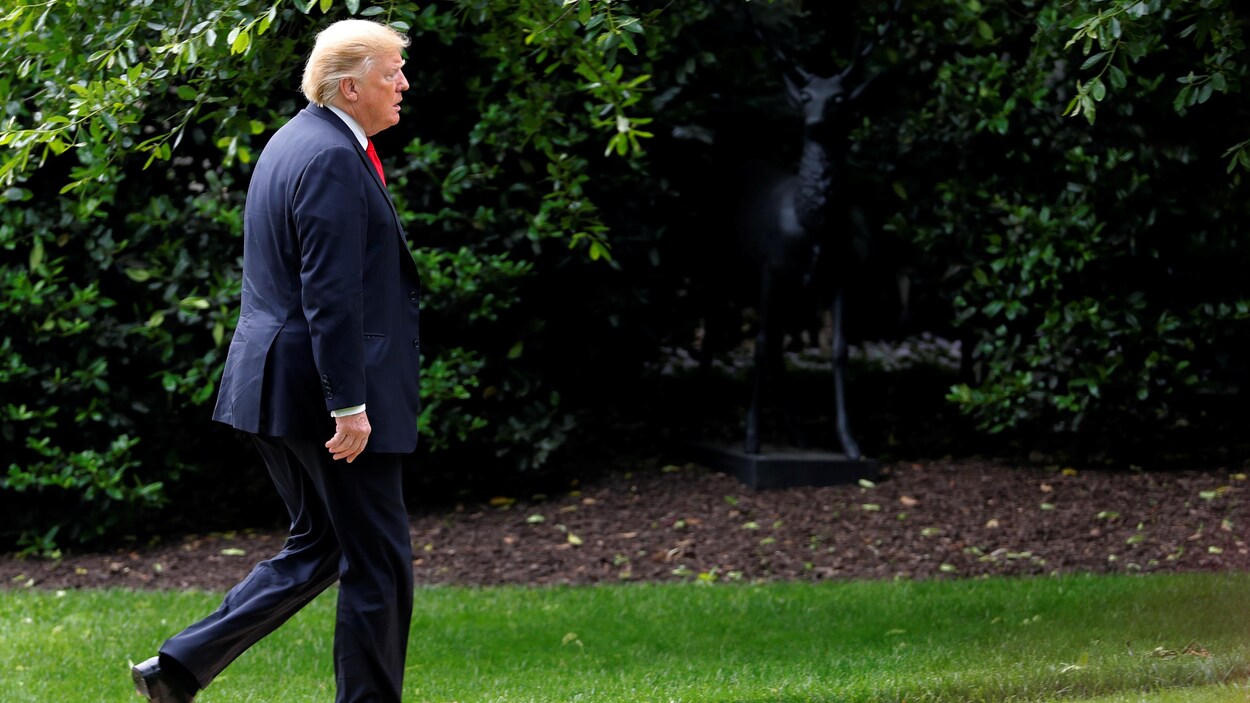 Le président américain marche vers la Maison-Blanche.