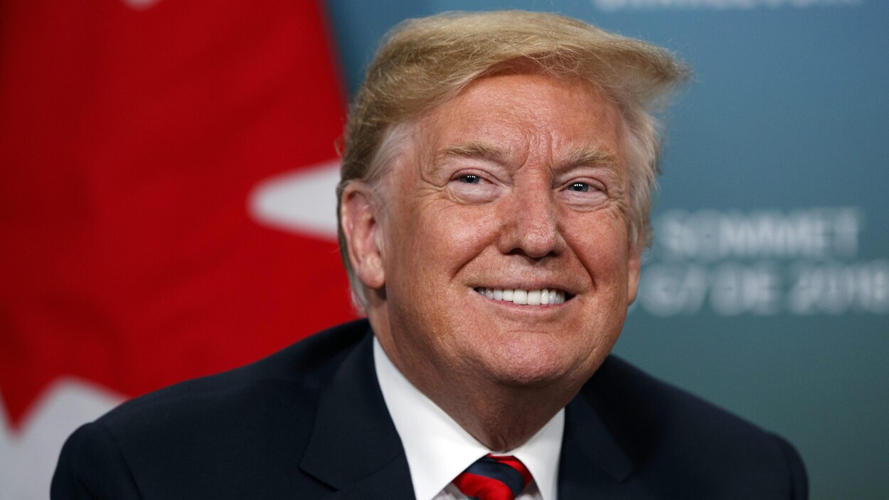 Donald Trump devant un drapeau du Canada. Donald Trump devant un drapeau du Canada.