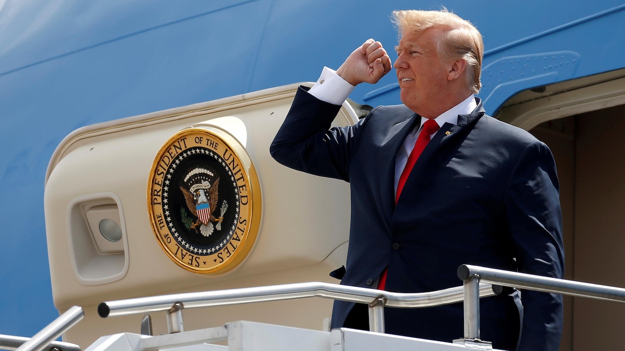 Le président américain Donald Trump, le poing droit vers le ciel, salue des sympathisants lors de son arrivée à Houston, au Texas, le 31 mai 2018.