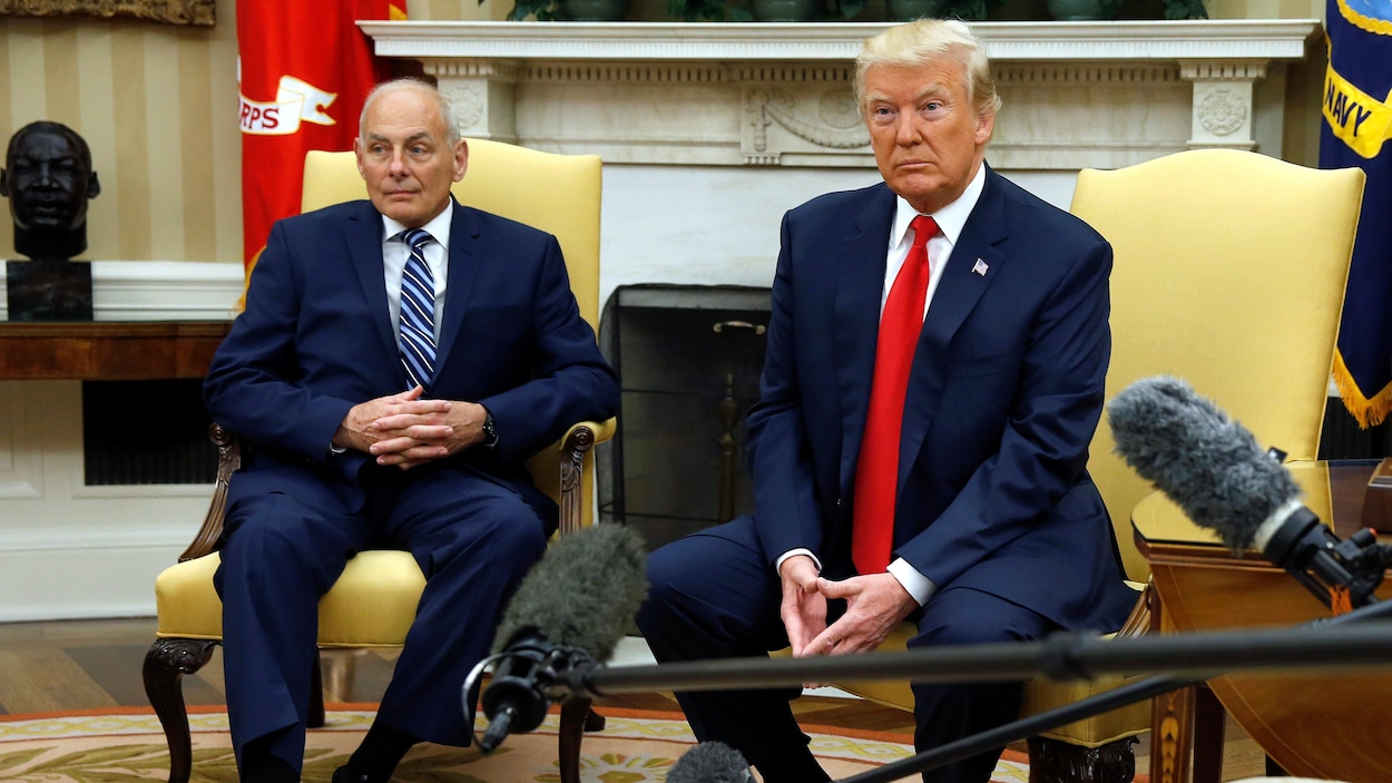 John Kelly et Donald Trump assis dans des chaises dans le bureau ovale, à la Maison-Blanche. John Kelly et Donald Trump assis dans des chaises dans le bureau ovale, à la Maison-Blanche.