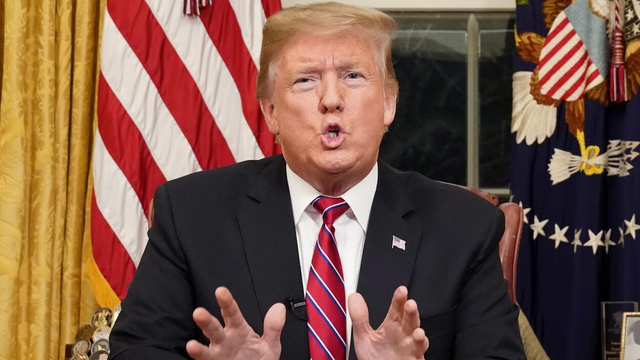 Le président américain Donald Trump parle aux Américains depuis le bureau ovale.
