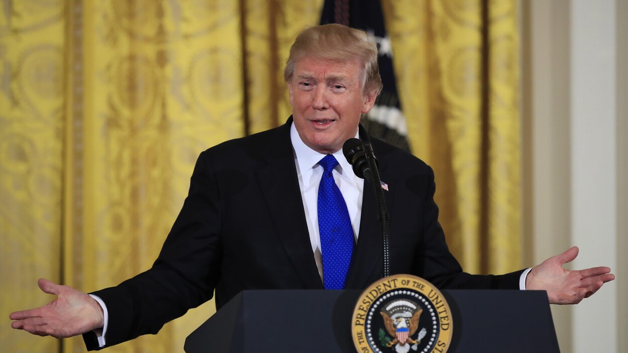 Le président américain Donald Trump, debout à un podium orné de l'écusson de la présidence des États-Unis, s'adressant à des maires réunis dans une salle de la Maison-Blanche.