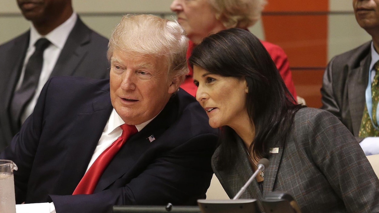 Le président américain Donald Trump discute avec l'ambassadrice des États-Unis à l'ONU Nikki Haley lors de la première journée de l'Assemblée générale annuelle des Nations unies.