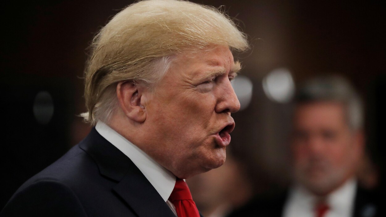 Le président Donald Trump, assis aux côtés de l'ambassadrice américaine Nikki Haley, fait une brève allocution sur la lutte contre la drogue à l'ONU