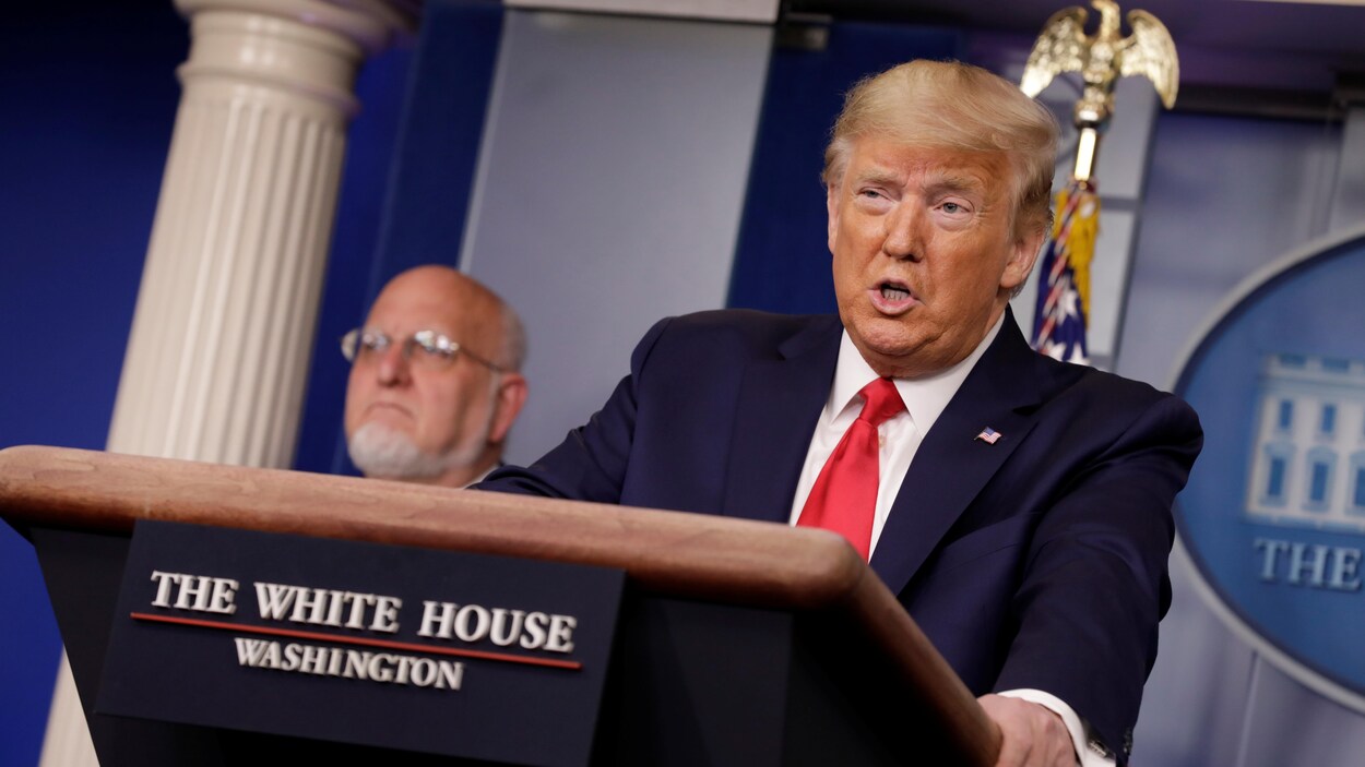 Le président Donald Trump parle dans la salle de presse de la Maison-Blanche.