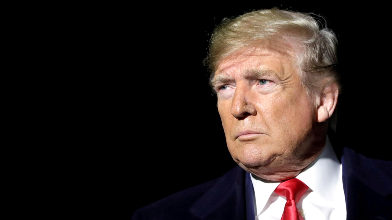 Le président Donald Trump regarde vers la droite