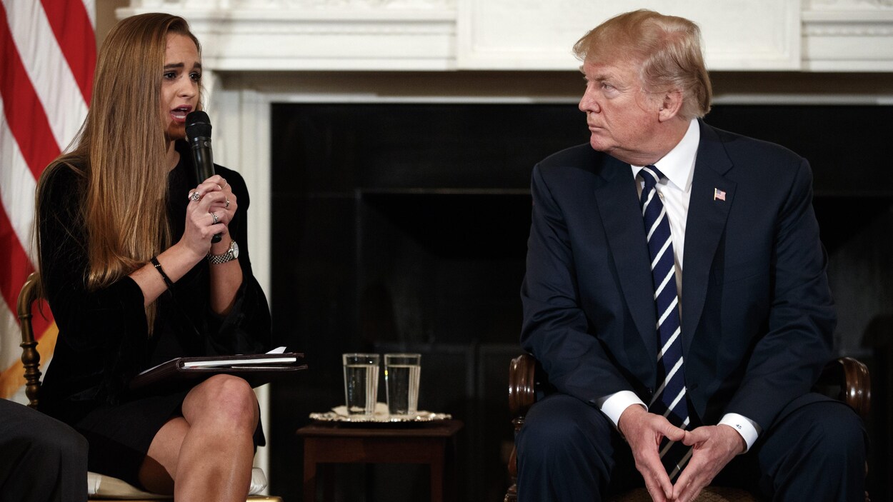 Le président Donald Trump écoute une jeune femme s'exprimer.