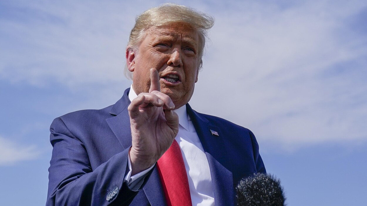 Donald Trump parle avec l'index levé.