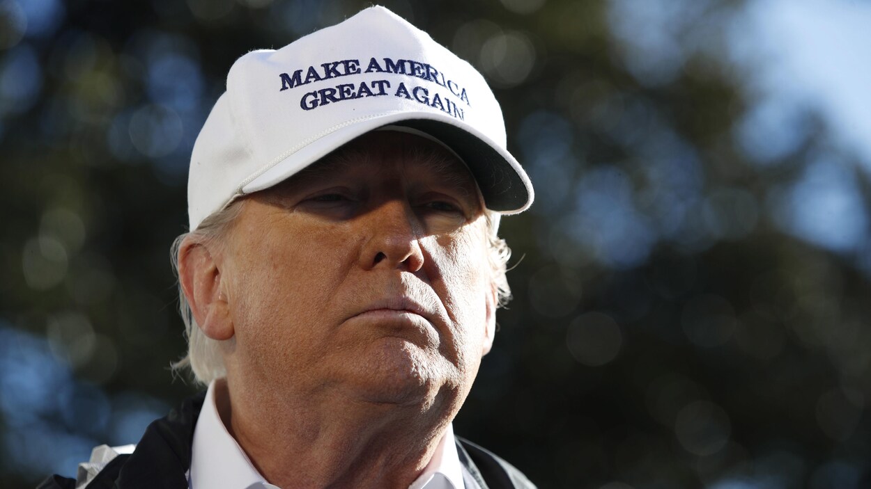 Gros plan du président Donald Trump qui arbore une casquette sur laquelle il est écrit : Make America Great Again »
