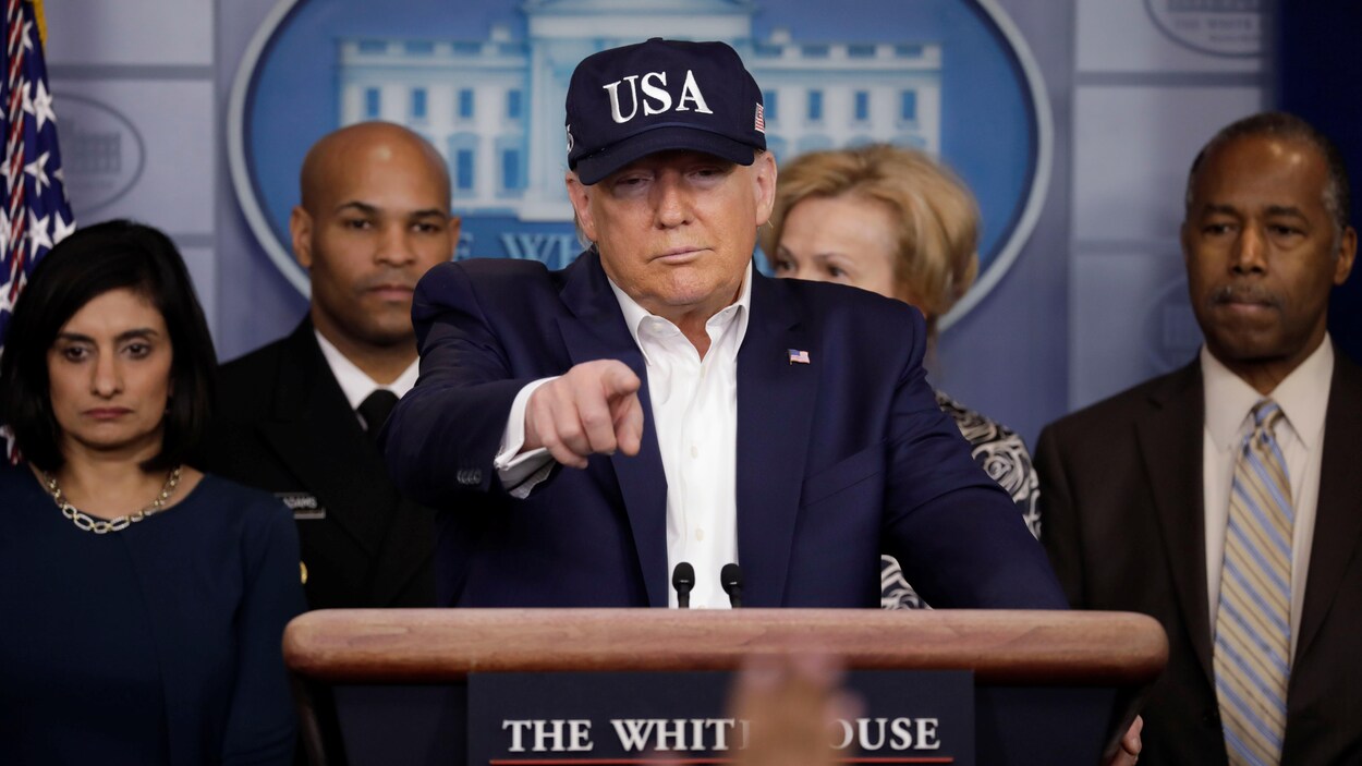 Le président Donald Trump pointe du doigt un journaliste lors d'une conférence de presse à la Maison-Blanche.