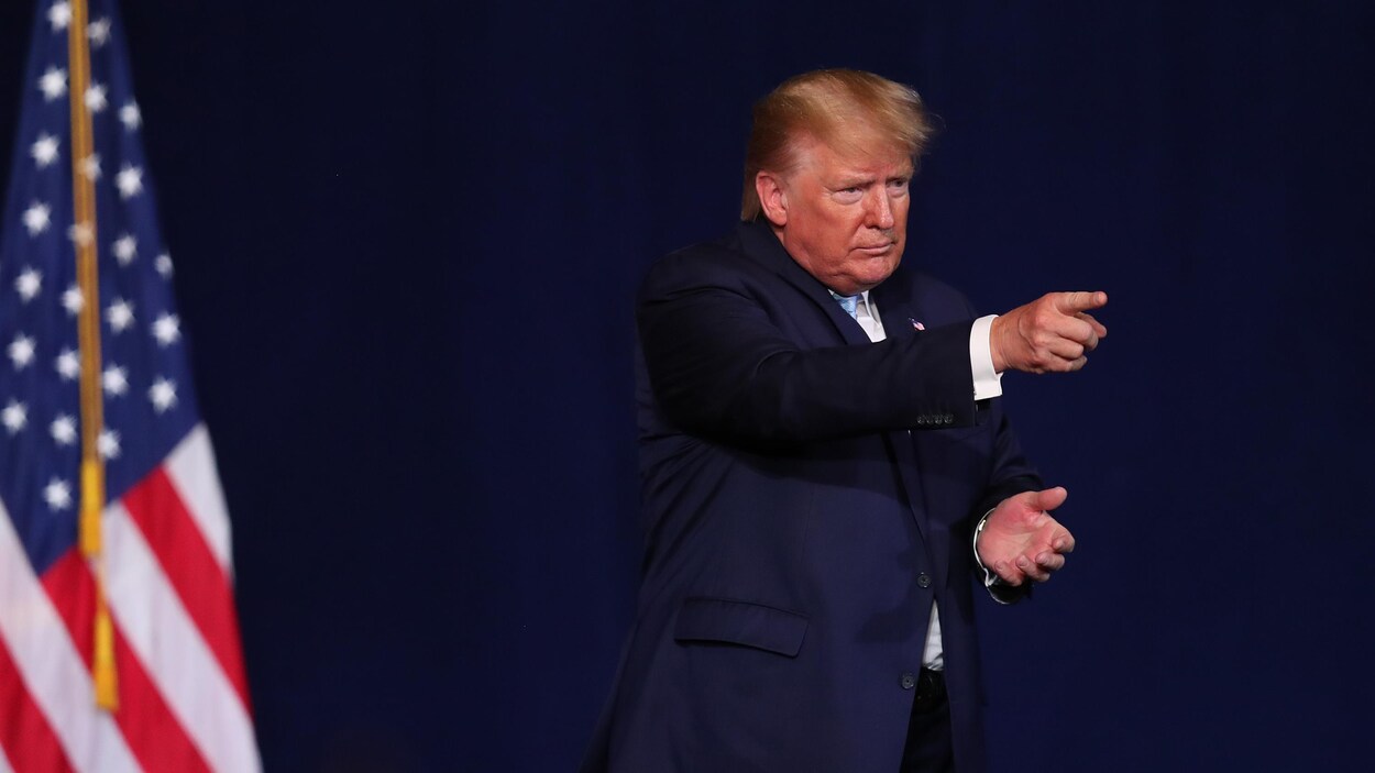 Donald Trump montre quelque chose du doigt lors d'un événement de campagne à Miami.