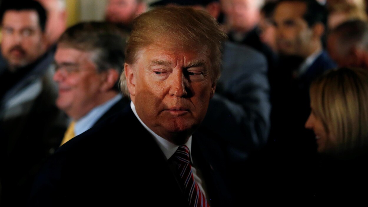 Le président des États-Unis, Donald Trump, quitte la salle Est de la Maison-Blanche, le 12 mars 2018, à la suite d’une réception tenue en l’honneur des Astros de Houston, champions de la Série mondiale de baseball 2017. Le président des États-Unis, Donald Trump, quitte la salle Est de la Maison-Blanche, le 12 mars 2018, à la suite d’une réception tenue en l’honneur des Astros de Houston, champions de la Série mondiale de baseball 2017.