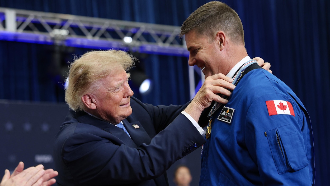 L’astronaute canadien Jeremy Hansen reçoit la médaille d’honneur spatiale américaine