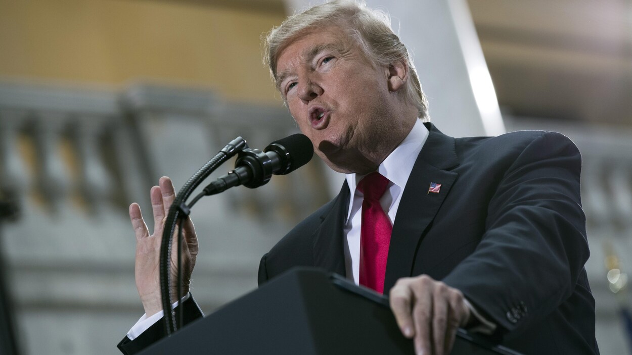 Le président américain Donald Trump debout derrière un micro prononce une allocution à Salt Lake City le 4 décembre 2017. Le président américain Donald Trump debout derrière un micro prononce une allocution à Salt Lake City le 4 décembre 2017.