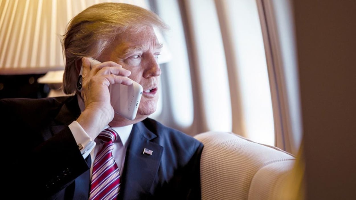Donald Trump parle sur son téléphone cellulaire.