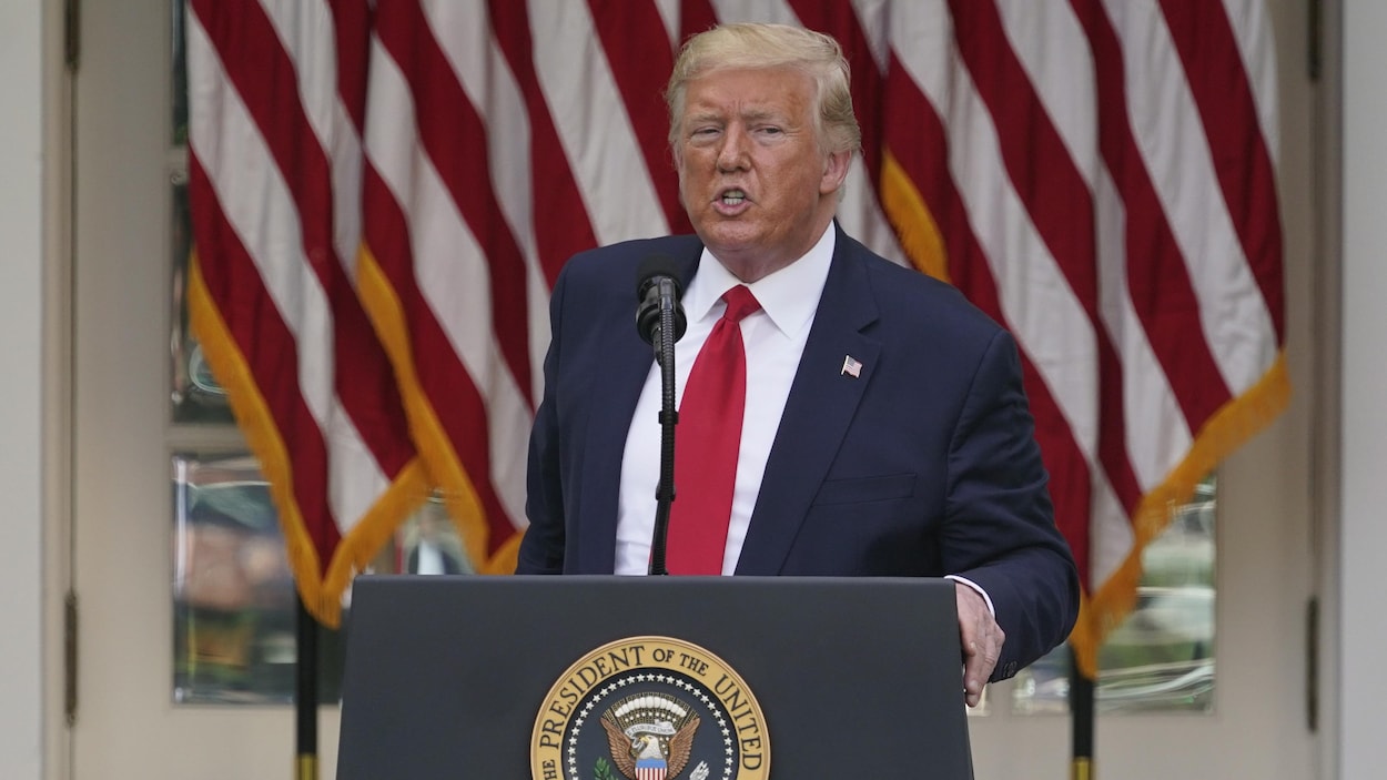 Donald Trump s'adresse aux journalistes.