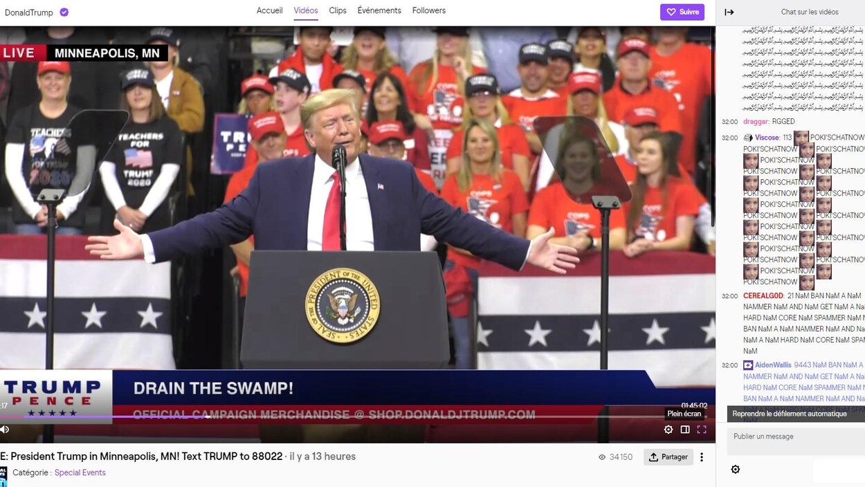 Donald Trump au micro avec des partisans derrière lui.
