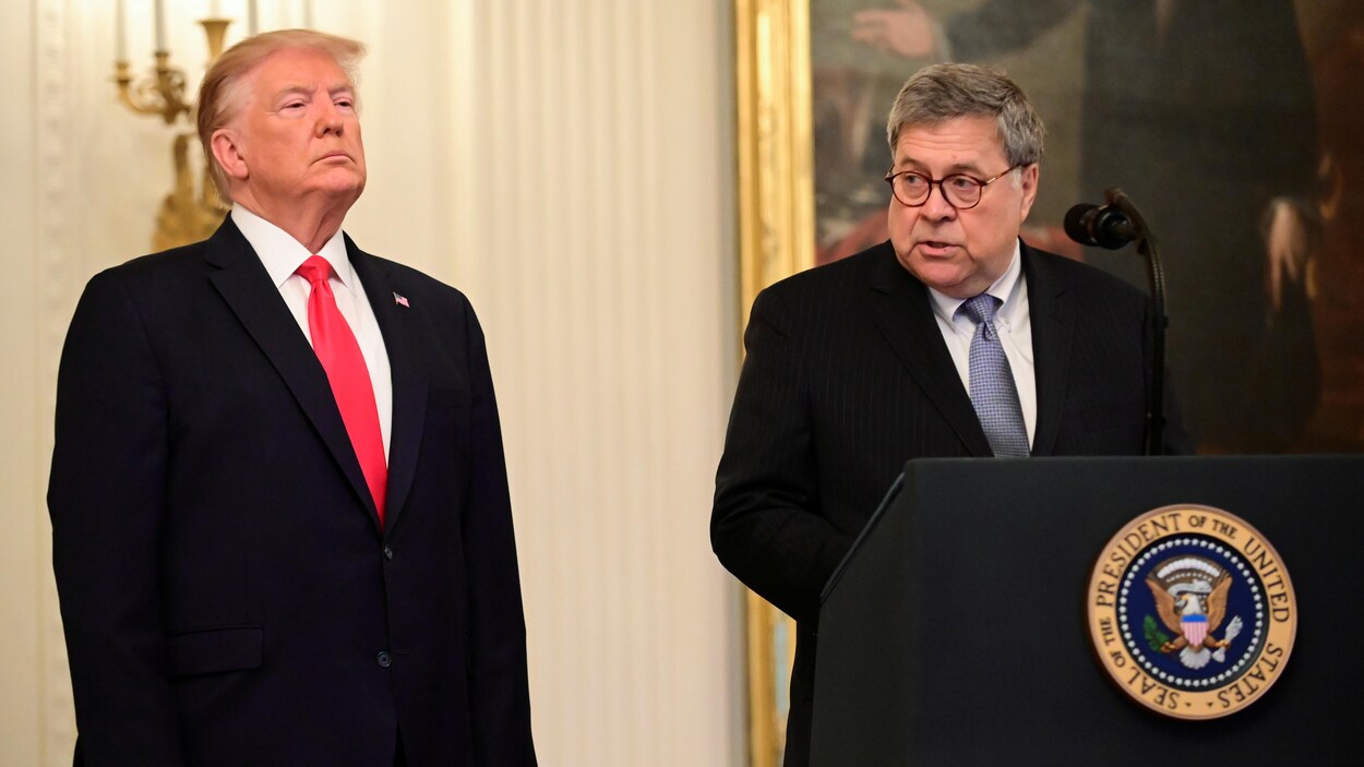 Donald Trump et William Barr lors d'une cérémonie à la Maison-Blanche