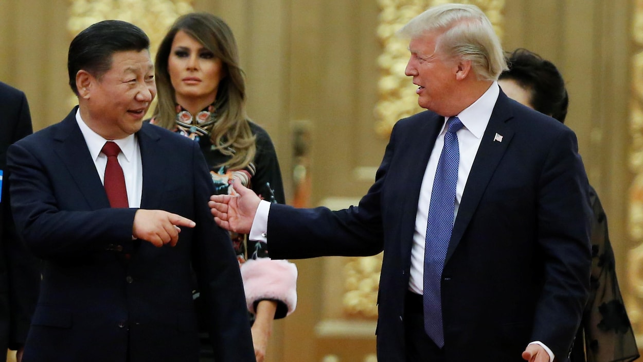 Donald Trump et Xi Jinping marchent côte à côte. Donald Trump et Xi Jinping marchent côte à côte.