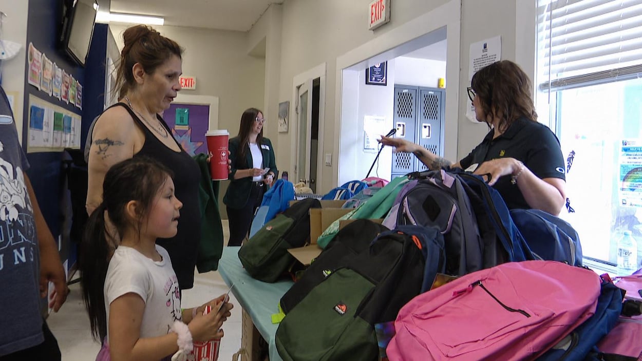 550 sacs à dos offerts aux élèves de Regina pour la rentrée