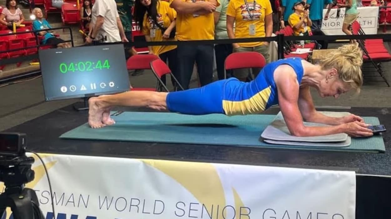 Une grand-mère de 61 ans fait la planche pendant cinq heures