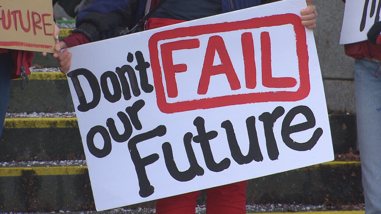 Une affiche où on peut lire, en anglais, «Ne faites pas échouer notre futur».