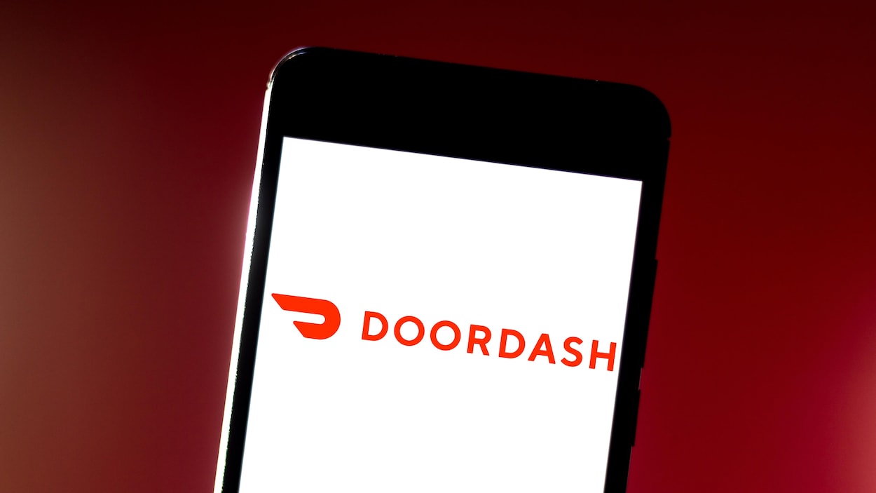 Le logo de DoorDash diffusé sur un écran de téléphone.