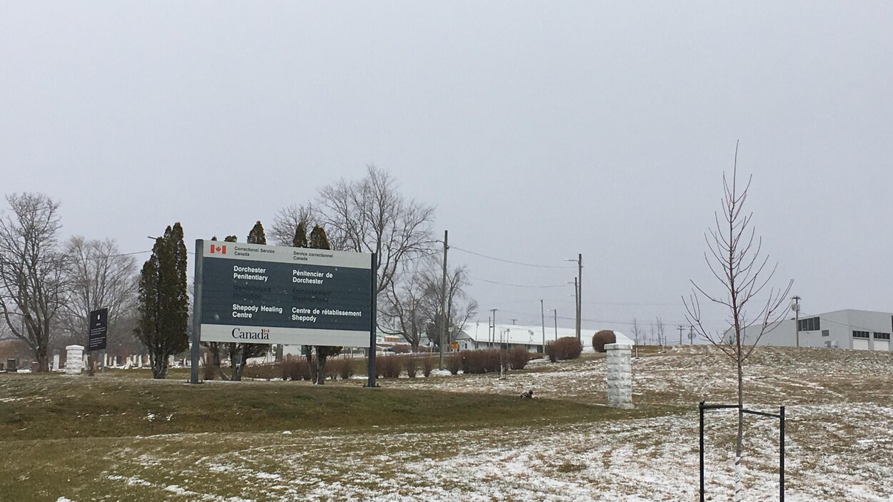 L'enseigne du pénitencier au pied d'une colline un peu enneigée