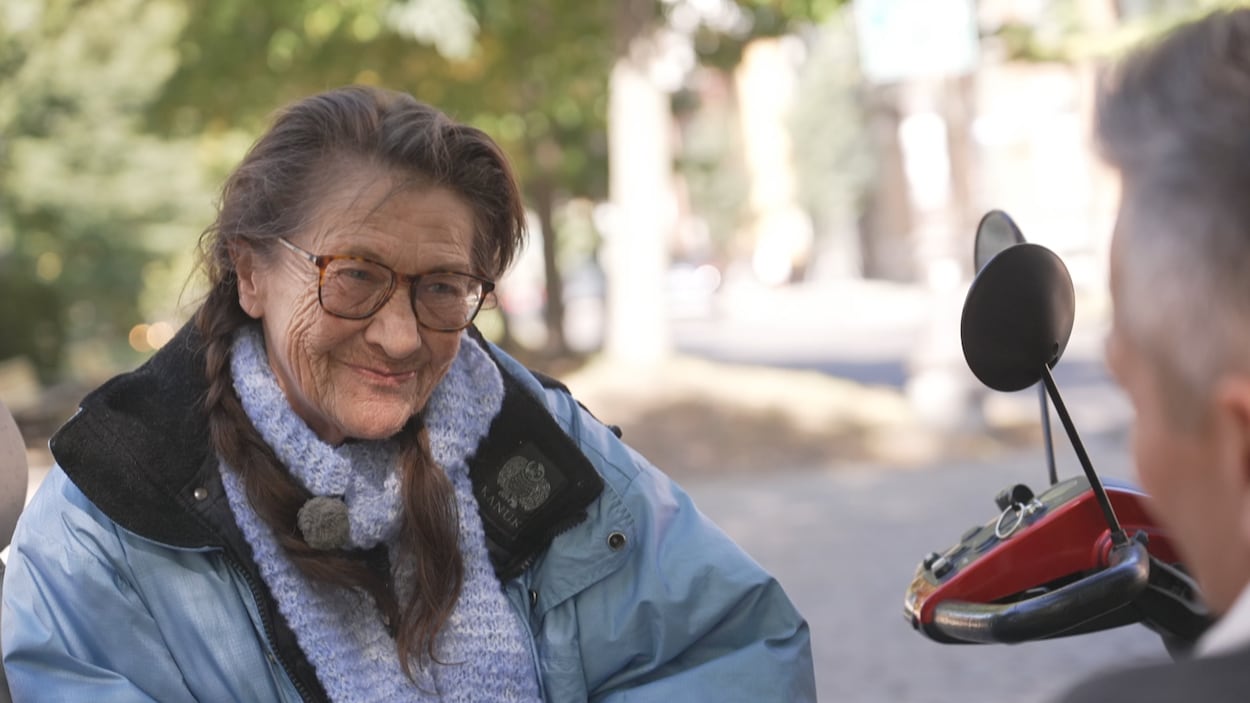 «C’est nouveau les têtes grises dehors», sortir de la rue à 70 ans