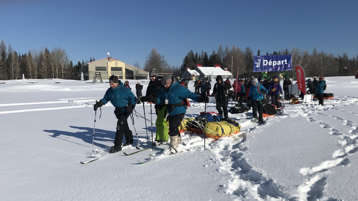 Un groupe d'aventuriers avancent sur les glaces du lac St-Jean.