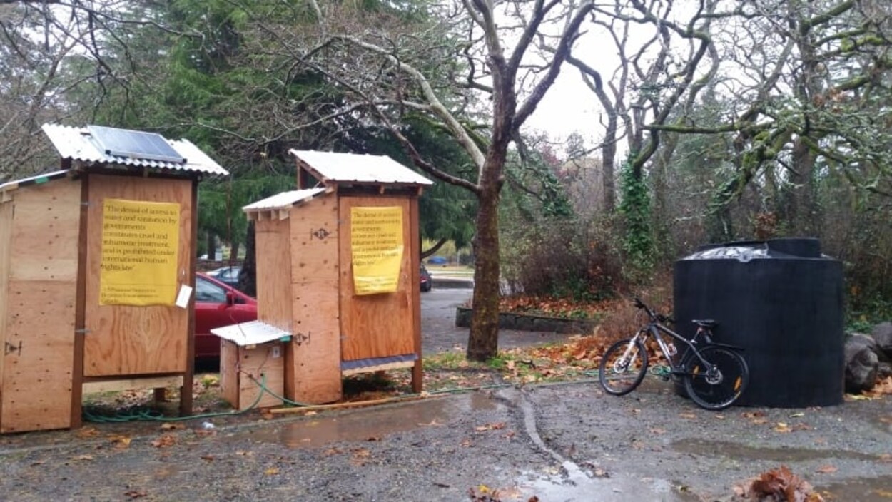 Deux douches et une citerne dans un parc.