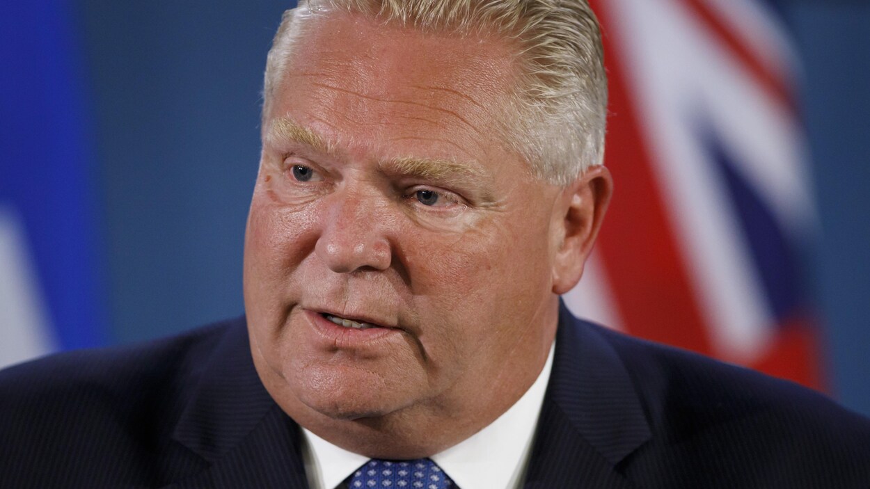 Doug Ford parle lors d'une conférence de presse.