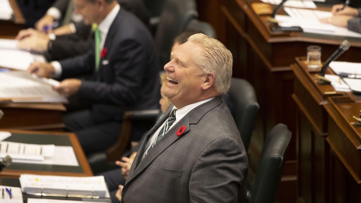 Doug Ford rit en chambre.