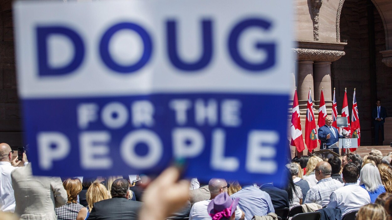 Des gens rassemblés à Toronto pour l'assermentation de Doug Ford, qui s'adresse à la foule.