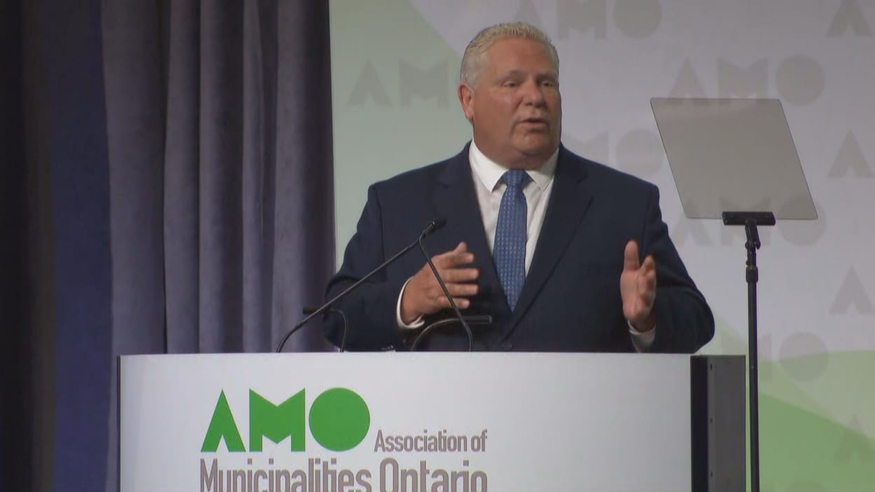 Doug Ford parle devant les maires.