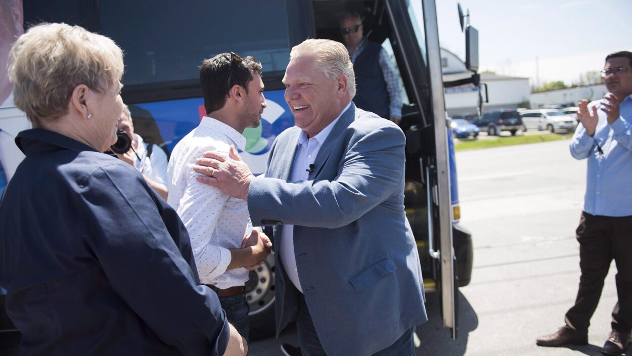Le chef du Parti progressiste conservateur, Doug Ford, serrant la main de quelques partisans.
