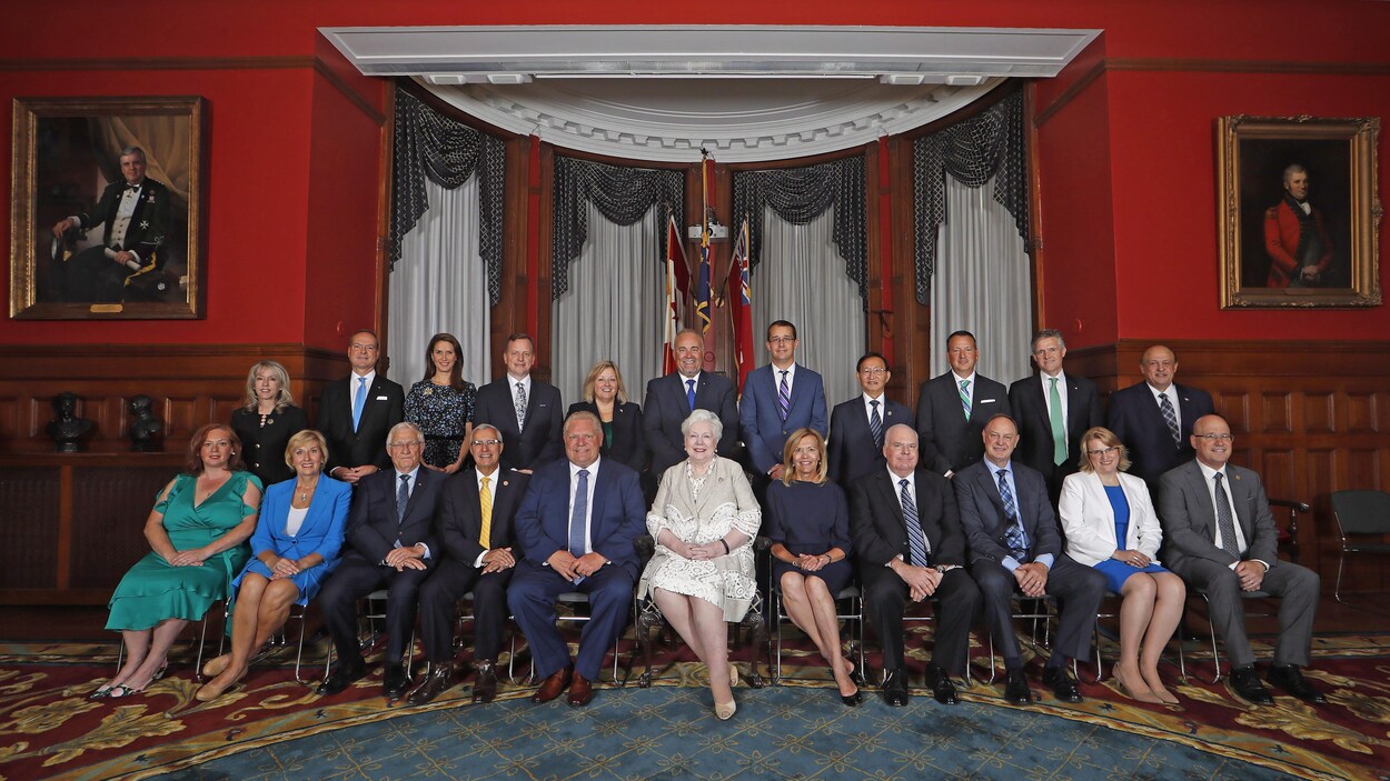 Des hommes et des femmes assis pour une photo officielle
