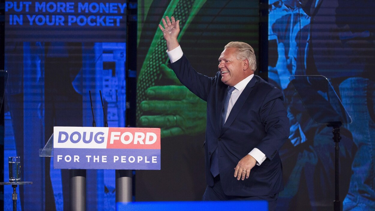 Le chef conservateur Doug Ford salue ses partisans le soir de la victoire. Le chef conservateur Doug Ford salue ses partisans le soir de la victoire.
