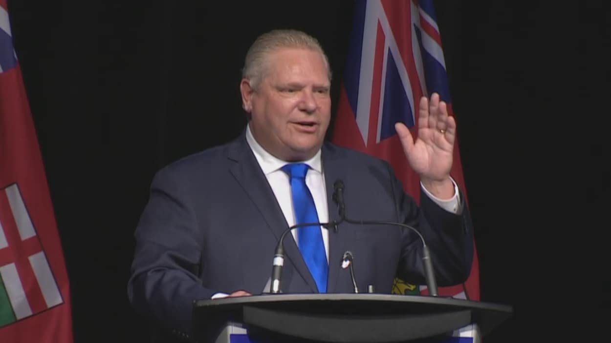 Le chef progressiste-conservateur Doug Ford s'adresse à une foule. Le chef progressiste-conservateur Doug Ford s'adresse à une foule.