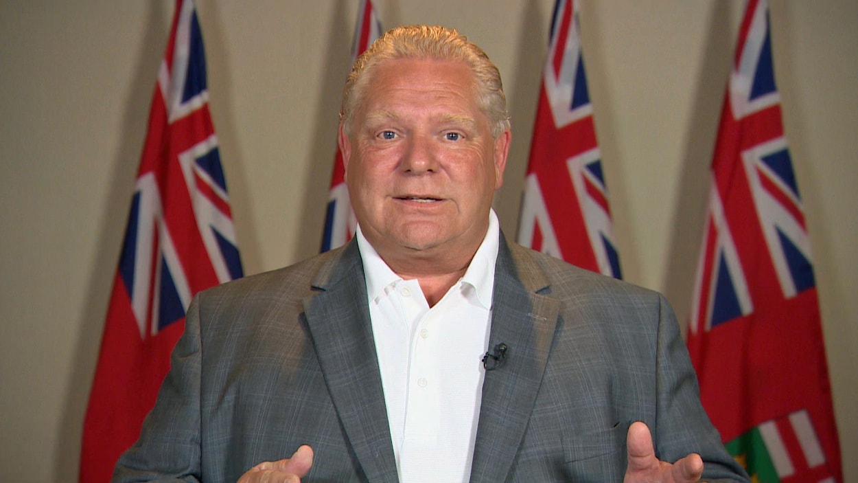 Doug Ford habillé en complet sans cravate