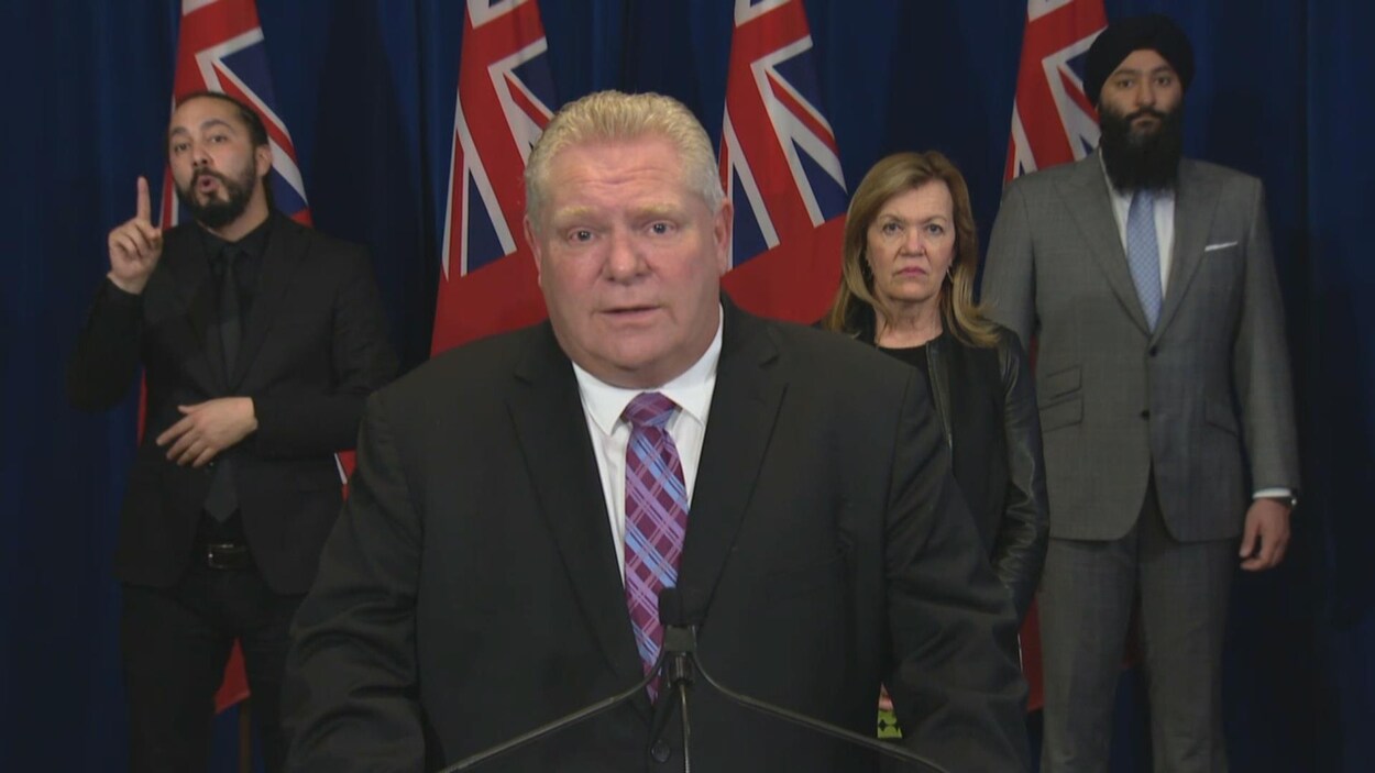 Le premier ministre de l'Ontario en conférence de presse.