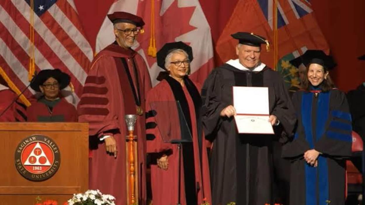 Discours de remise de diplômes : Ford parle de tarifs douaniers et cite un président