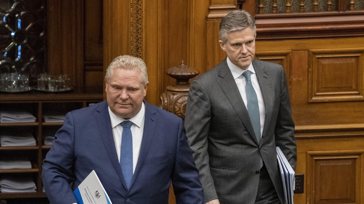 Deux hommes en complet veston et cravate.
