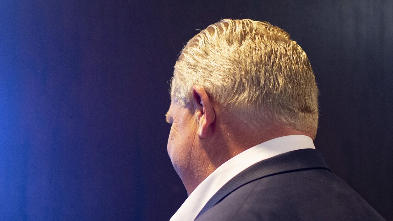 Doug Ford, vu de dos.