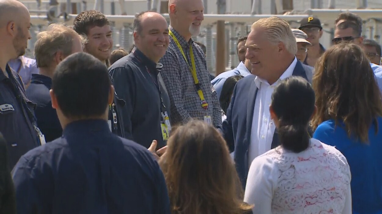 Doug Ford prenant un bain de foule