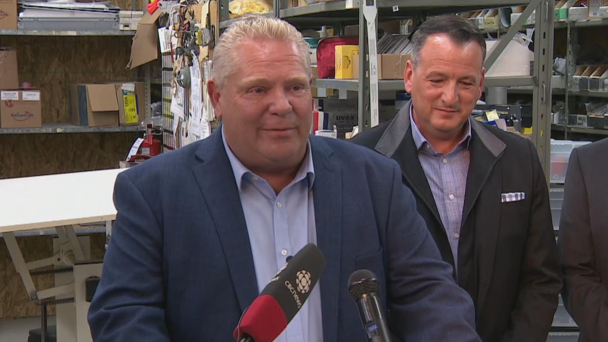 Le premier ministre Doug Ford et le ministre du Développement du Nord, Greg Rickford, en conférence de presse.