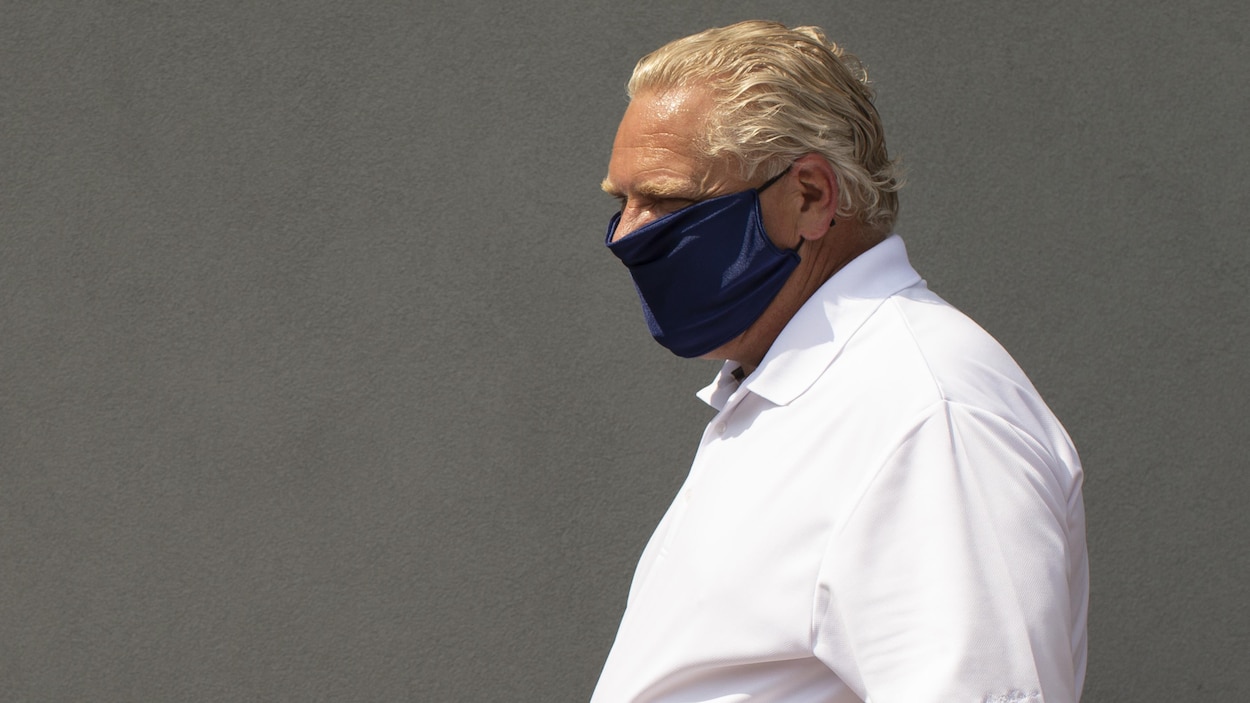 Doug Ford qui porte un masque.
