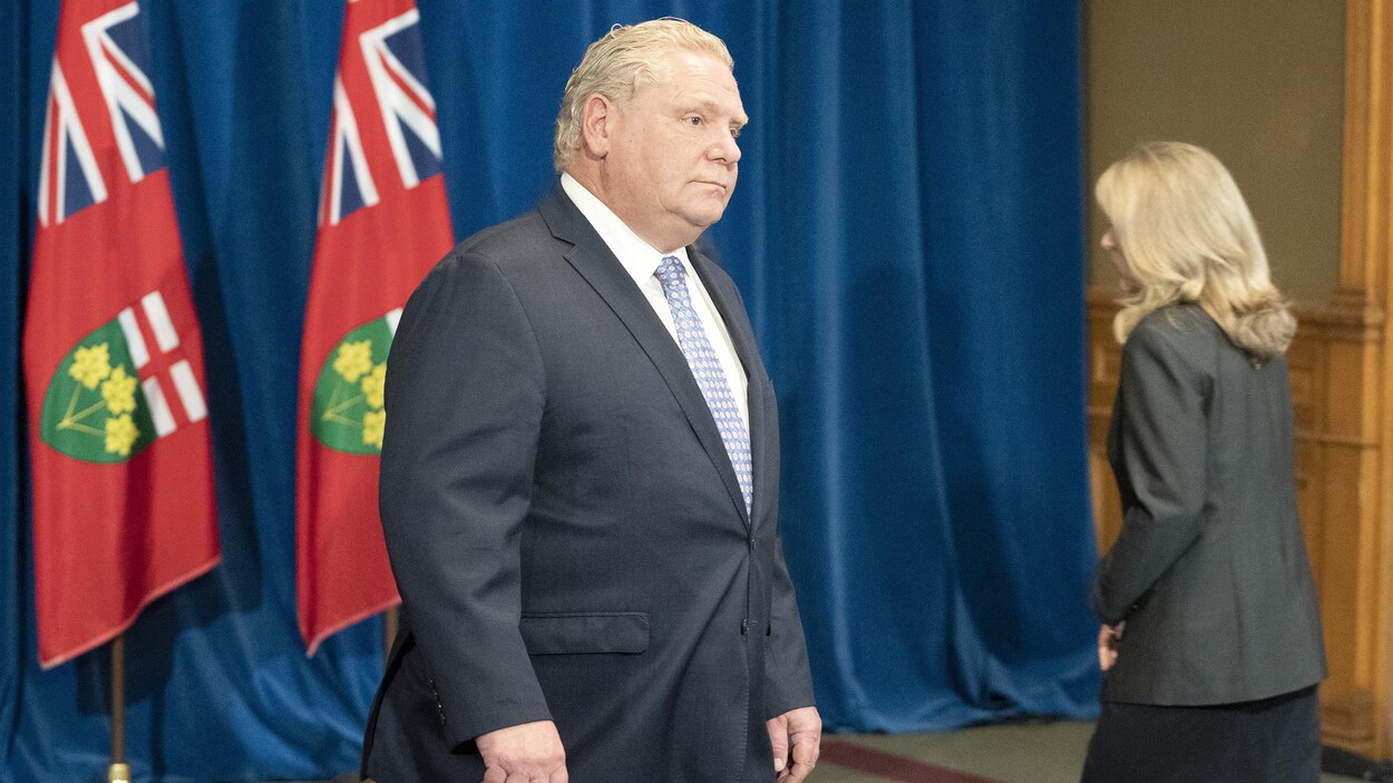 Doug Ford, premier ministre de l'Ontario, et Merrilee Fullerton, ministre des Soins de longue durée, arrivent à une conférence de presse à Queen's Park.