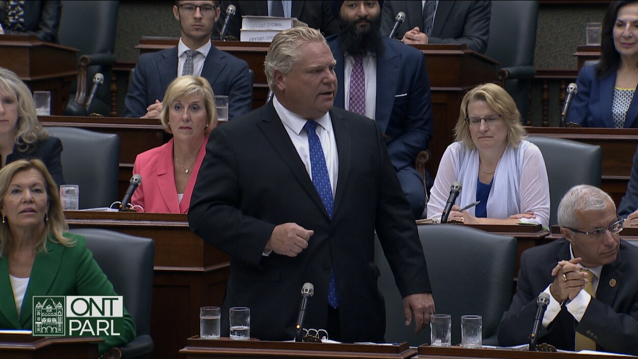 Doug Ford debout à l'Assemblé législative